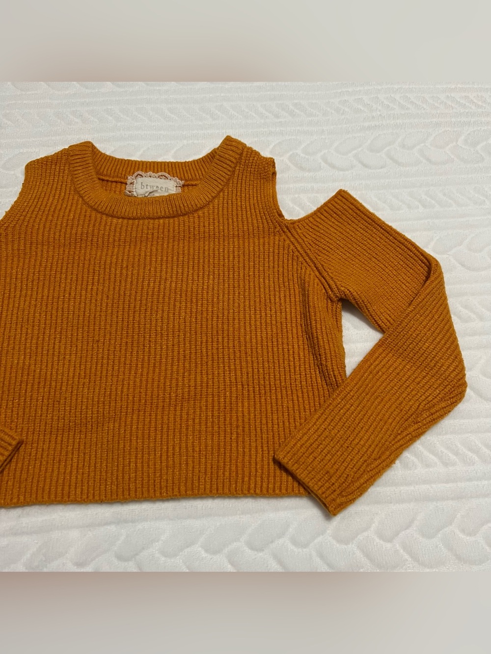 💗 Btween - Girls Cut-Out Shoulder Ribbed Cropped Sweater - Picture 3 of 7